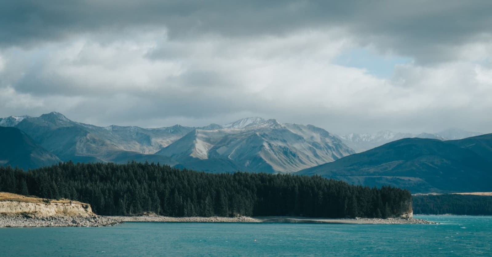 Lake Pukaki and the snow-capped Southern Alps in New Zealand