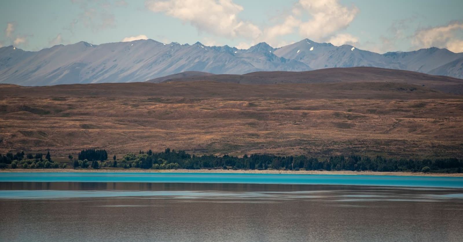 New Zealand landscape with a lake and mountains