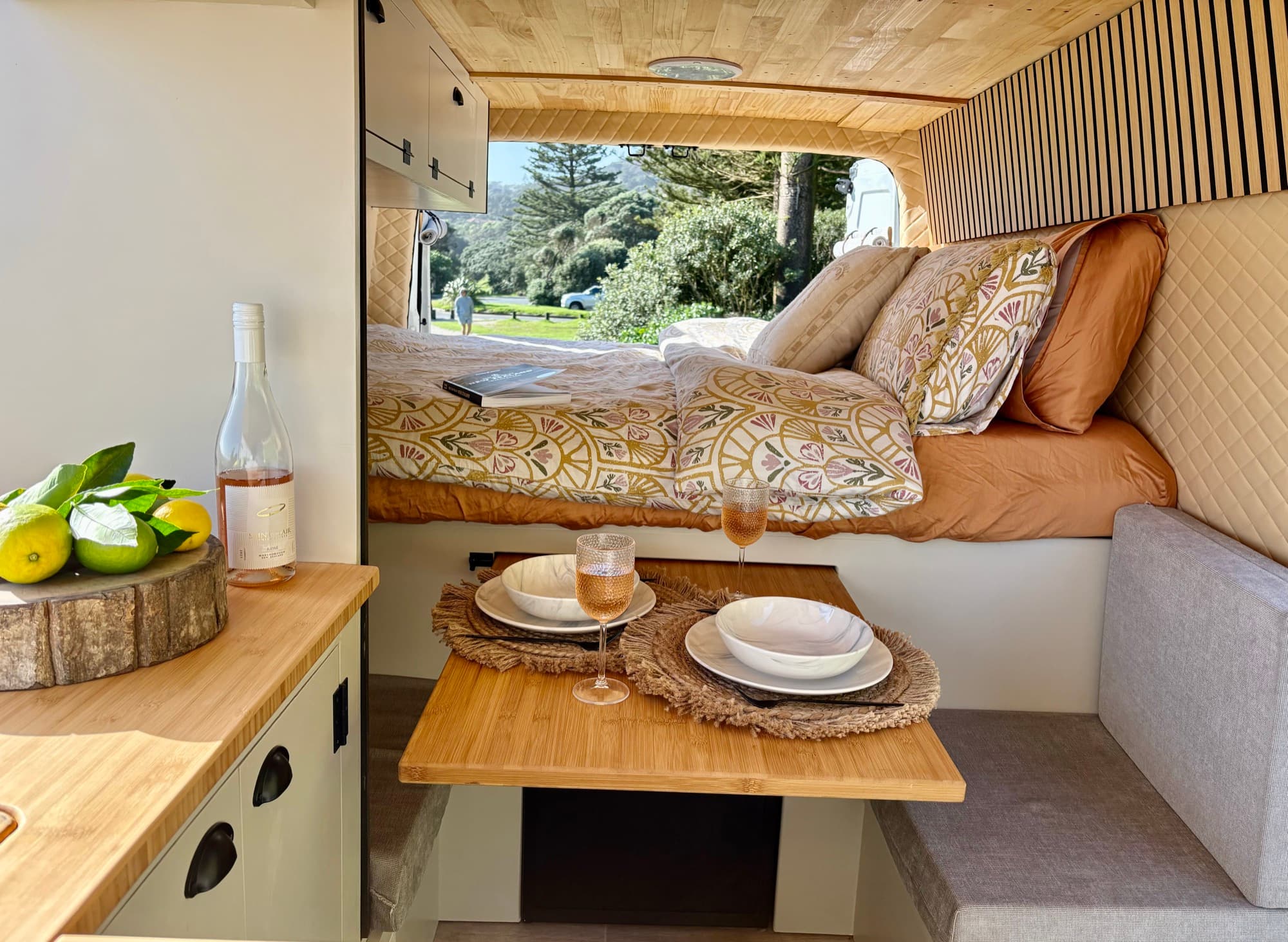 Interieur van de compacte Tūī 2-berth camper met eethoek