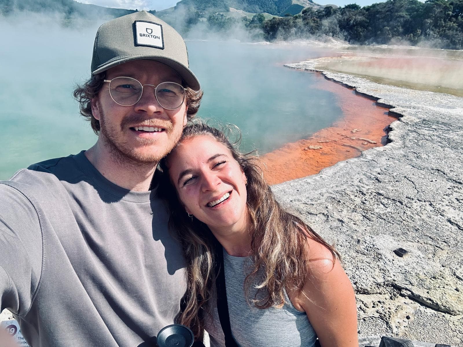 Lauran en Nikki, de Nederlandse familie achter JustGoodCampers, bij een thermaalbad in Nieuw-Zeeland