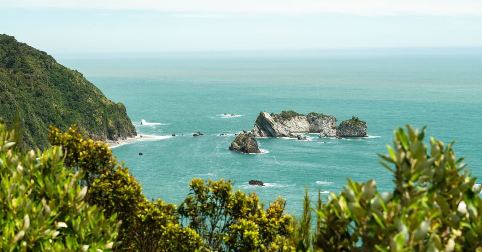 Kust van de Bay of Islands met turquoise water in Nieuw-Zeeland