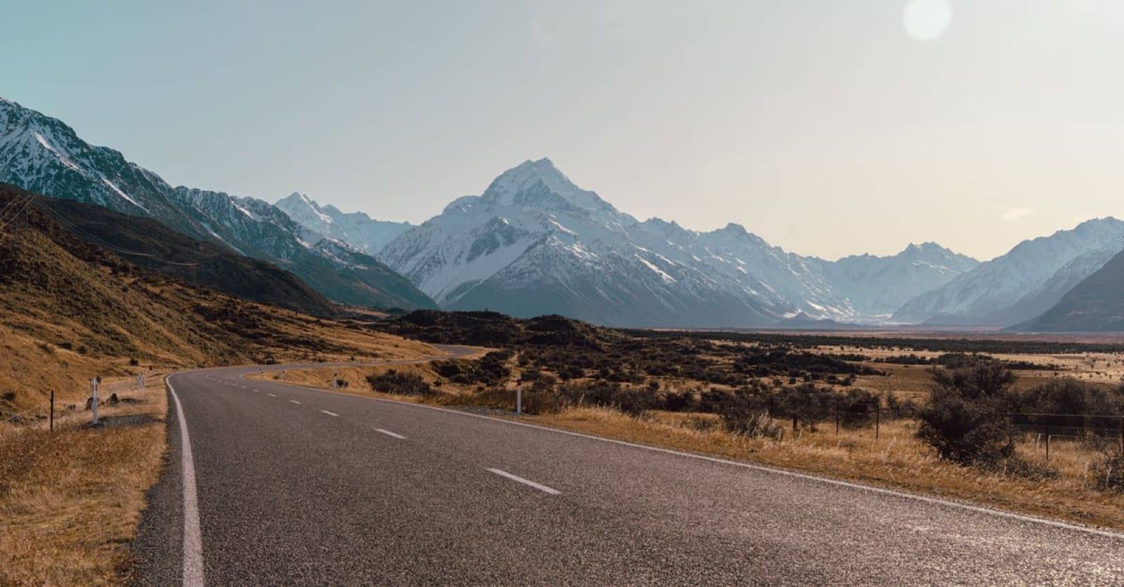 Open weg naar Aoraki/Mount Cook op het Zuidereiland van Nieuw-Zeeland