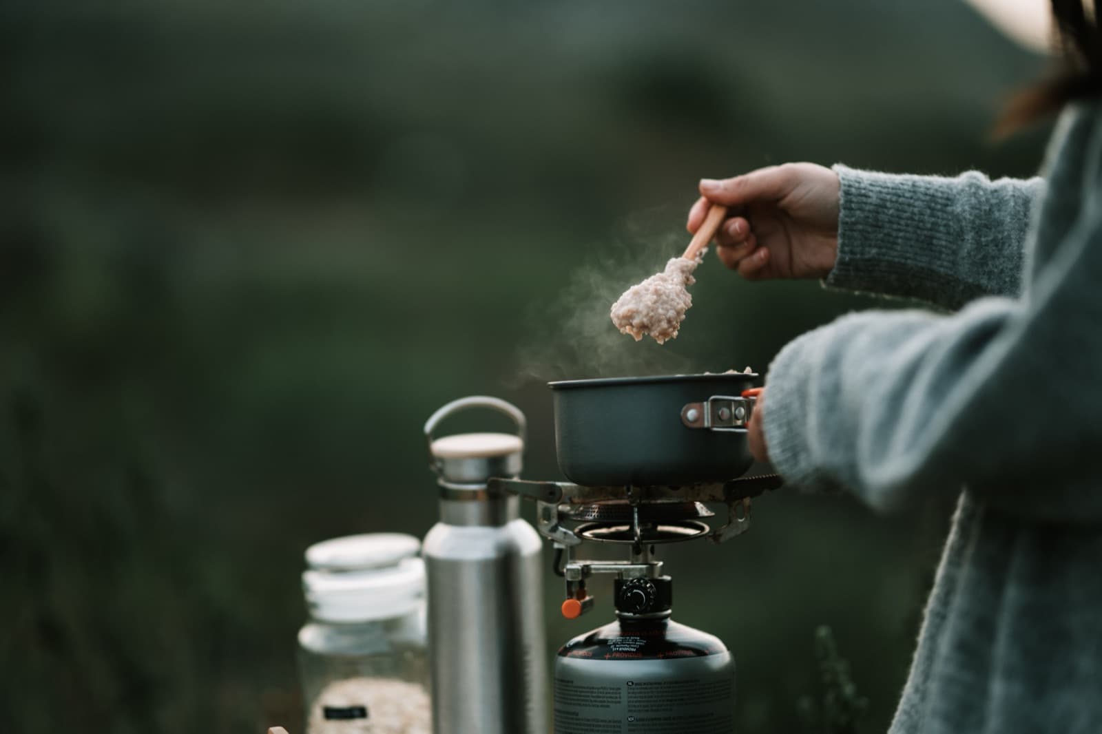 Koken op een campingbrander bij de camper, de grootste besparing op een rondreis door Nieuw-Zeeland