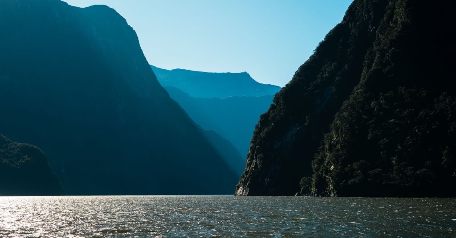 Milford Sound met steile bergwanden in Nieuw-Zeeland