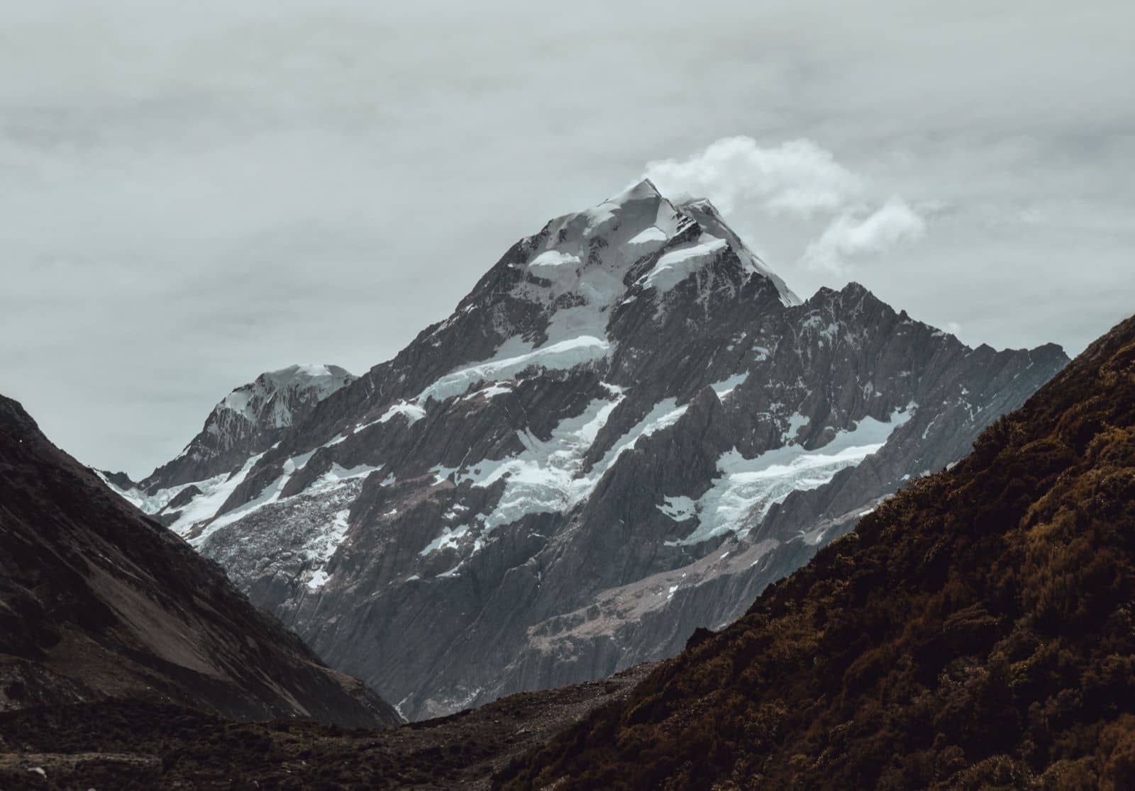 Schneebedeckter Gipfel des Mount Cook in den Neuseeländischen Alpen