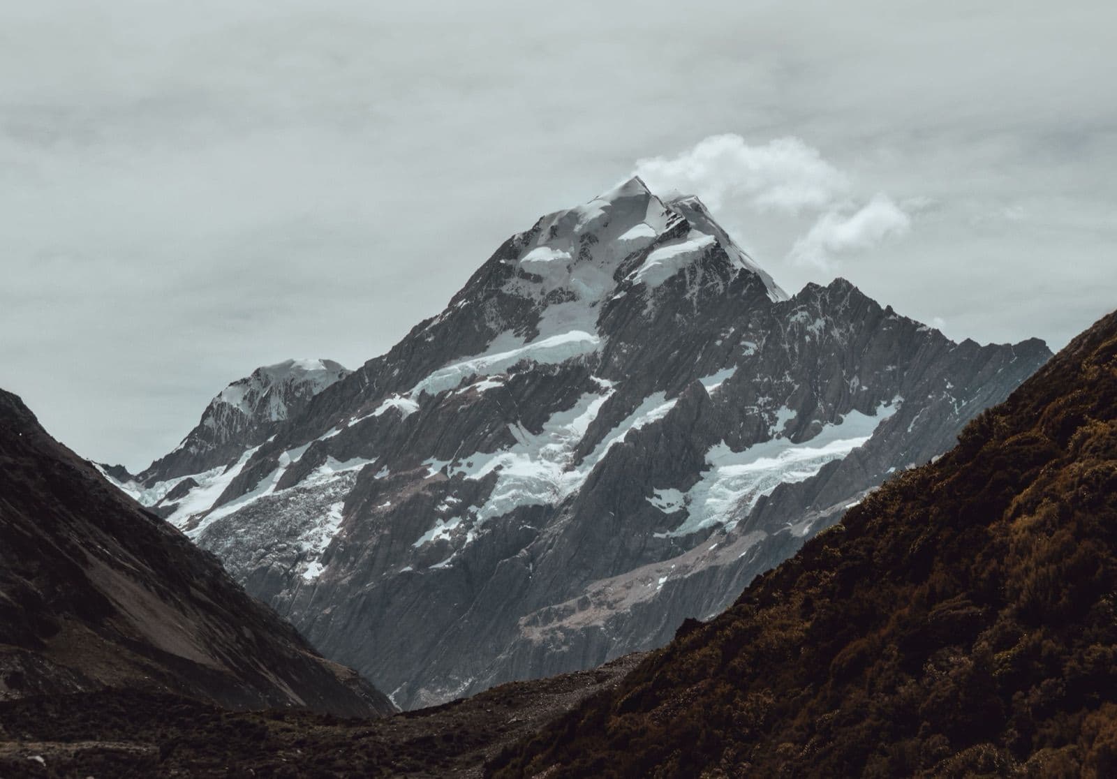 Schneebedeckter Gipfel des Mount Cook in den Neuseeländischen Alpen