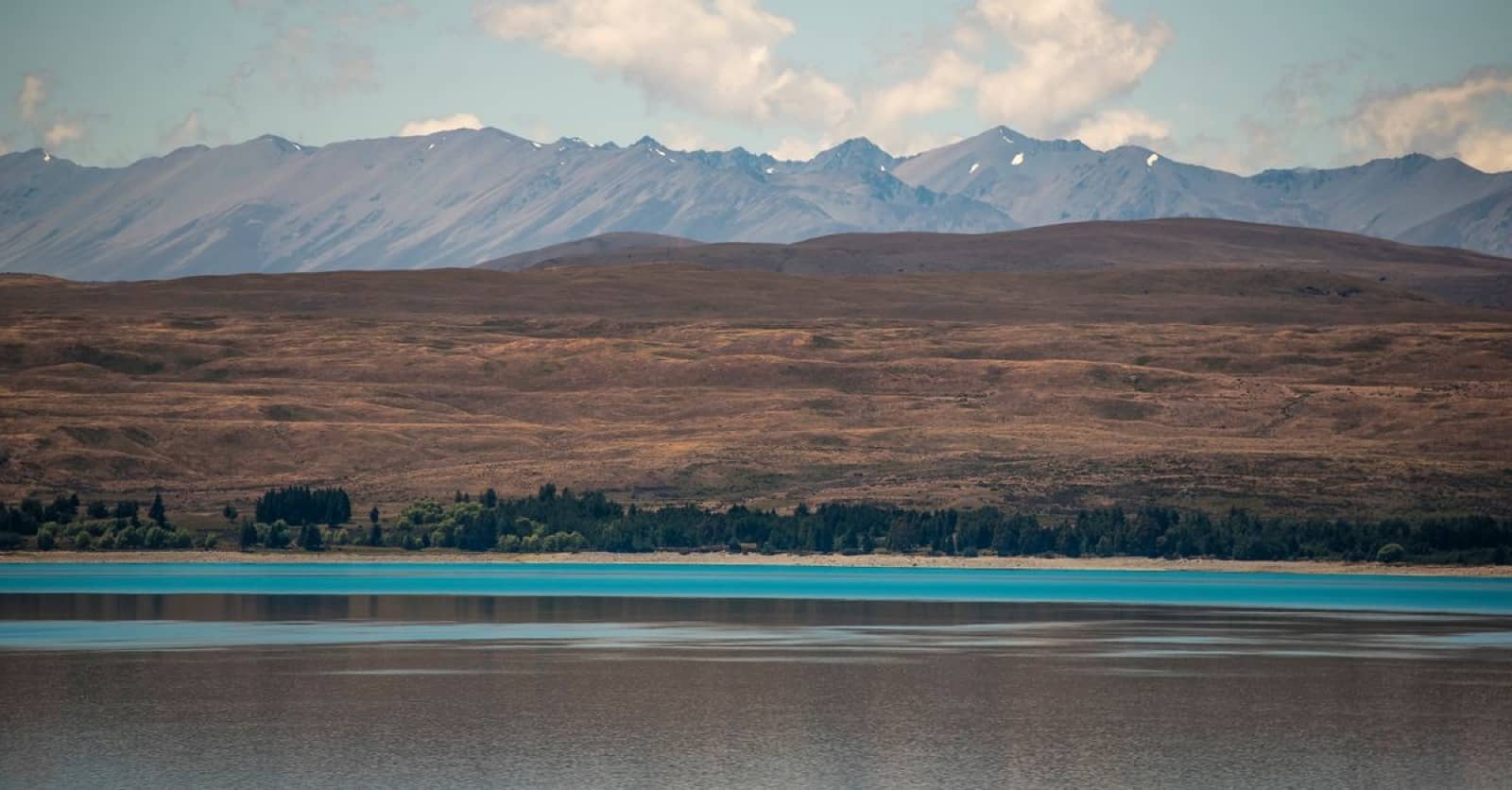 New Zealand landscape with a lake and mountains