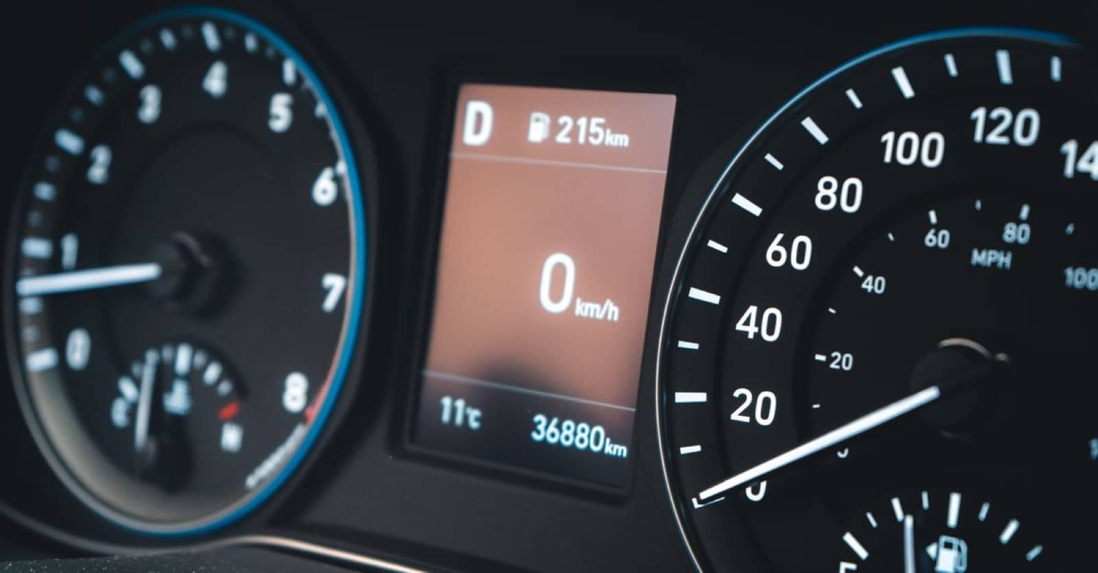 Dashboard van een auto met de kilometerteller en snelheidsmeter