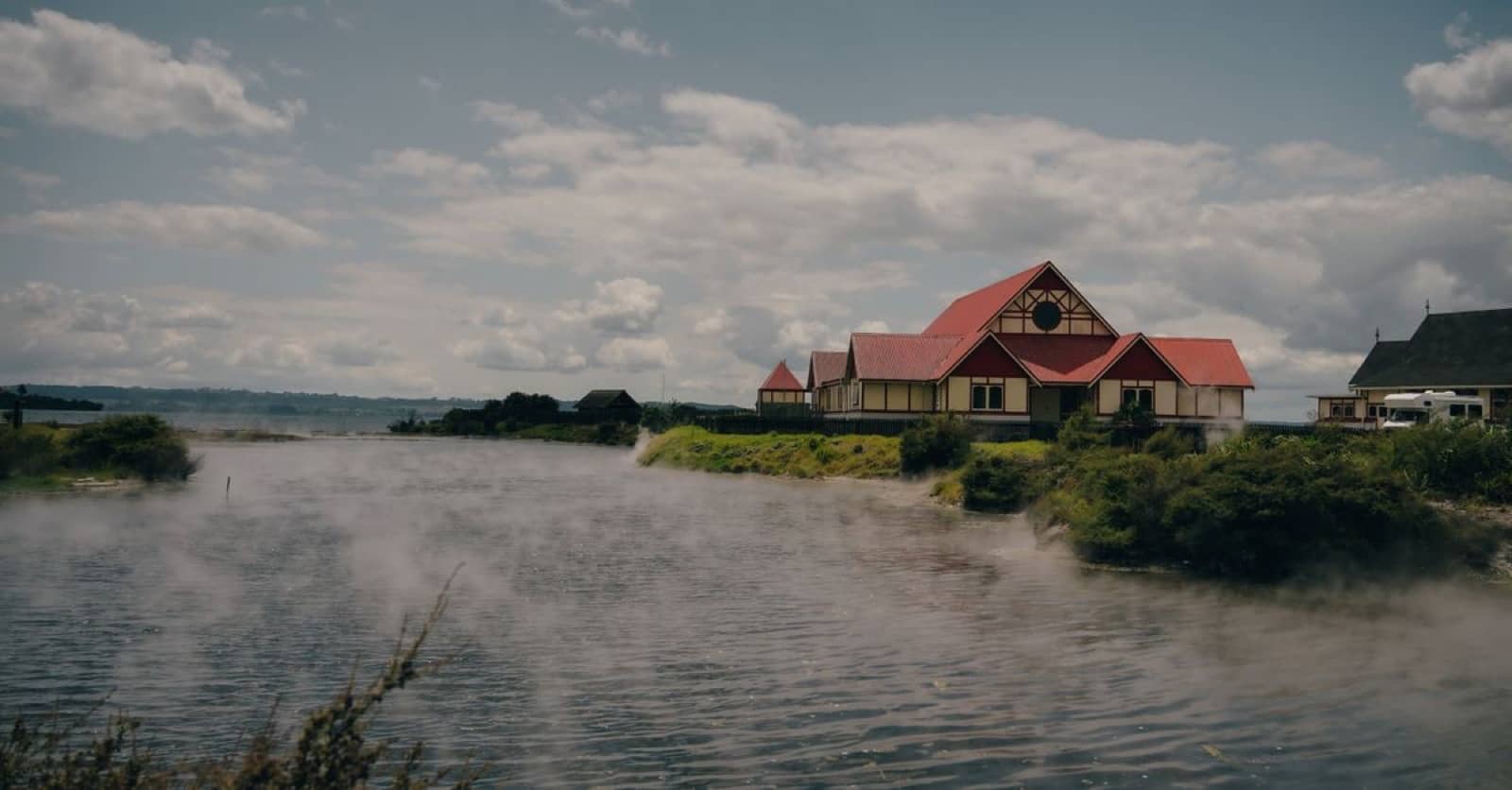 Traditioneel Māori-gebouw bij Rotorua met geothermische damp