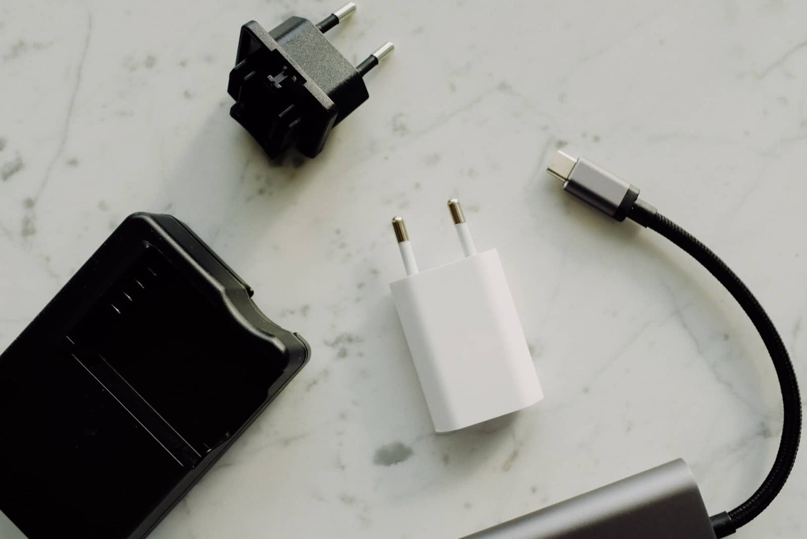 Telefoon met reisadapters en stekkers voor stroom onderweg in Nieuw-Zeeland