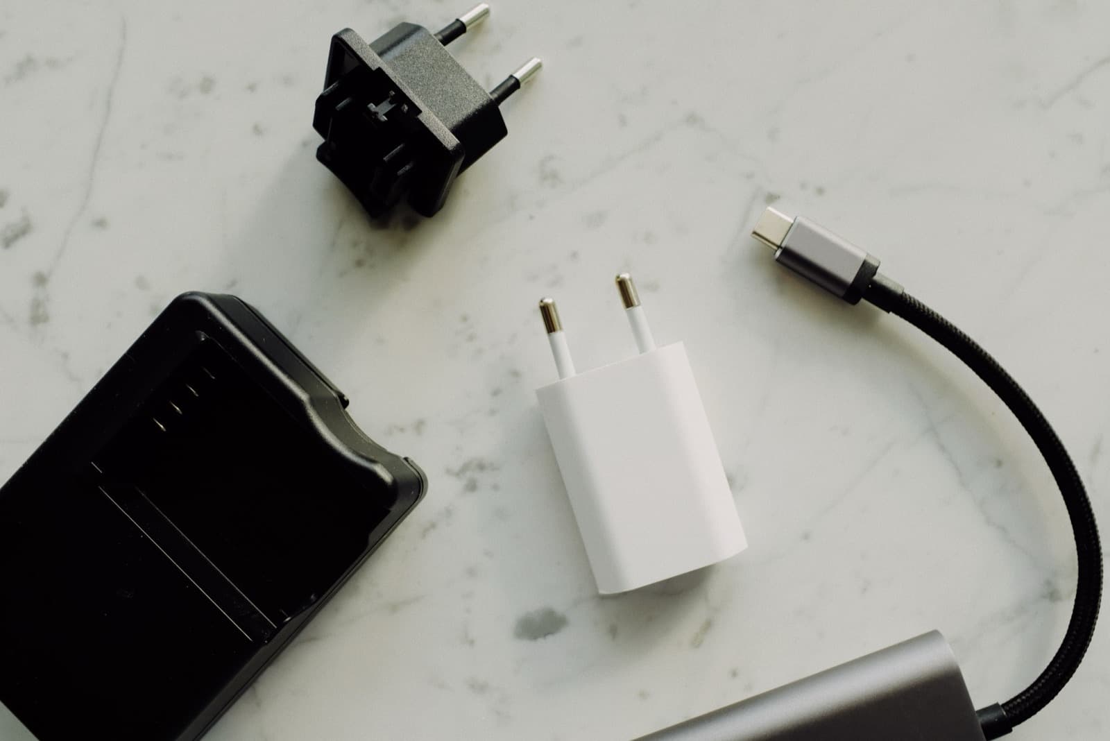 Telefoon met reisadapters en stekkers voor stroom onderweg in Nieuw-Zeeland