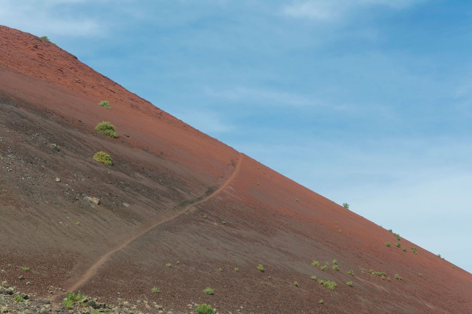 Vulkanische helling met wandelpad op de Tongariro Alpine Crossing