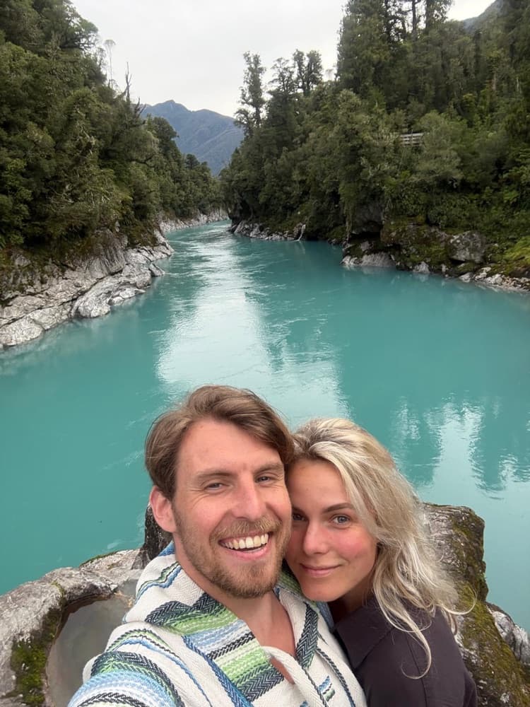 Jort en Margot, hosts van de Tūī-camper, bij de turquoise Hokitika Gorge in Nieuw-Zeeland